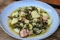 Stielmus-Suppe mit Fleischeinlage