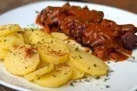 Fleisch-Spieße mit Currysoße & Kartoffeln