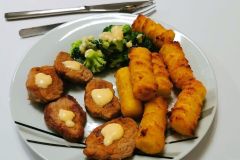 Schweinefilet mit Kroketten, Brokkoli und Sauce Hollandaise