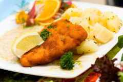 Viktoriaseebarsch mit Salzkartoffeln und gr&uuml;nem Salat