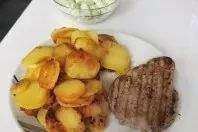 Zartes Rinderfilet mit Bratkartoffeln und Gurkensalat