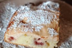 Luftiger Kirschkuchen mit Quarkhaube