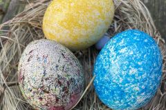 Ostereier f&auml;rben mit Reis und Lebensmittelfarbe