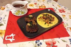 Kartoffel-Sellerie-P&uuml;ree mit Hackfleischb&auml;llchen