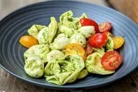 Schneller Tortelloni Salat mit Pesto