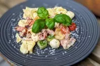 Herzhafter Tortellini-Salat mit Bacon und Mozzarella