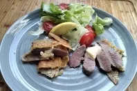 Paniertes Lammfilet mit Salat-Beilage