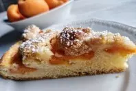 Aprikosenkuchen mit frischen Früchten