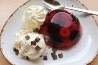 Dessert mit Beeren und Vanilleeis