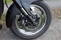 Reste von altem Kettenfett von Motorradfelgen entfernen