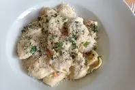 Tortelloni mit Speck-Sahne-Soße