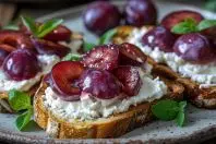 Crostini mit Ziegenkäse-Basilikum-Creme und Zwetschgen