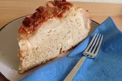 Saftiger Apfelkuchen mit Mandeldecke