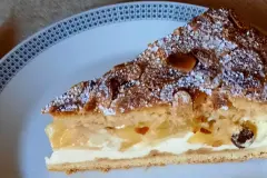 Gedeckter Apfel-Käsekuchen mit Mandeln