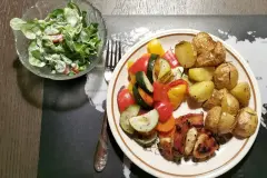 Ofenkartoffeln mit Gemüse und Hähnchenstreifen