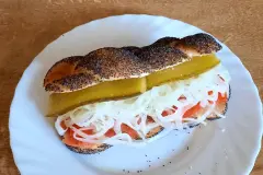 Lachsbrötchen mit Zwiebeln