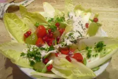 Chicor&eacute;esalat mit Granatapfeldressing