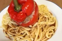 Gefüllte Paprika mit Hack auf Spätzlenest