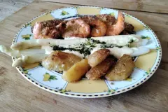 Panierte Garnelen mit Bratkartoffeln und schneller Sauce Hollandaise