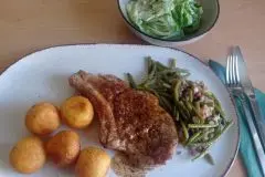 Kalbskotelett aus der Pfanne mit Kartoffelbällchen