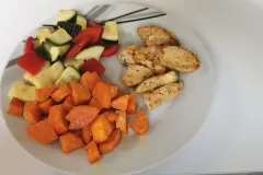 Hähnchenbrustfilet mit Paprika, Zucchini und Süßkartoffel