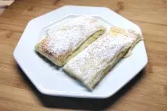 Blätterteigschnitten mit Pudding und Quark