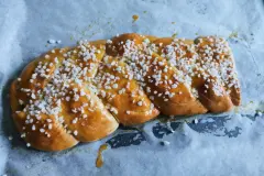 Omas Hefezopf mit Aprikose