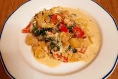 Gemüsepfanne mit Spinat & Kartoffeln – Vegetarisches Rezept mit Sahnesoße