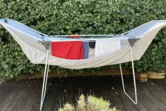 Spannbettlaken platzsparend aufhängen (Wäscheständer-Trick)