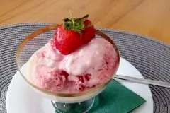 Erdbeereis mit Vanillesoße selber machen