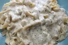 Bandnudeln mit Käse-Sahne-Soße