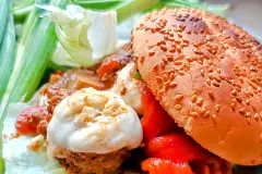 Mediterraner Pesto-Burger mit Tomaten