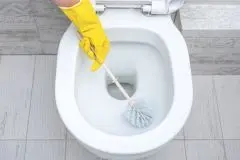 Toilette mit Hausmitteln reinigen – Anleitung und Tipps
