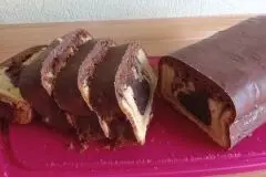 Klassischer Marmorkuchen mit Schokoguss