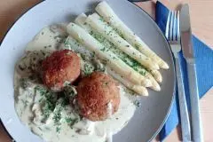 Geflügelhackbällchen mit Champignonsoße