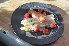 Schnitzel mit weißem Spargel