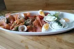 Geräucherter Lachs mit Meerrettich, Ei und Apfelrose