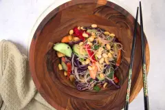 Asiatischer Glasnudelsalat mit Erdnuss-Dressing
