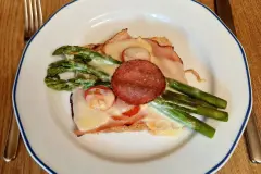 Spargel-Toast überbacken mit Schinken, Käse & Salami