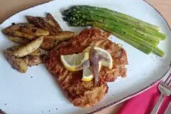 Gedünsteter Spargel mit Schnitzel und Kartoffel-Wedges