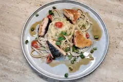 Spaghetti mit gebratenem Lachs, Tomaten & Zwiebeln