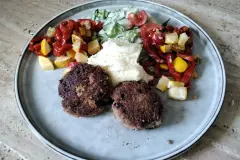 Frikadellen mit Gemüse & Kartoffelpüree