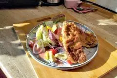 Leckerer Sommersalat mit Schnitzel