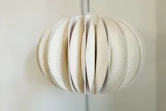 Lampenschirm aus Papptellern basteln – DIY Anleitung