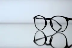 Brille rutscht von der Nase – das hilft