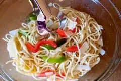 Spaghetti aglio e olio mit Paprikastreifen