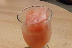 Sommerliches Erfrischungsgetränk mit Fruchtsaft-Eiswürfeln