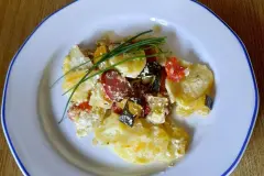 Gemüsegratin mit Kartoffeln und Wurst