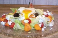 Salat mit Kartoffeln und Spiegelei