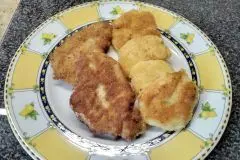 Kartoffelpuffer aus Kloßteig mit Schnitzel